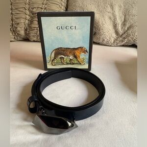Gucci navy blue Patent Leather Belt with Logo Buckle (Size 32)